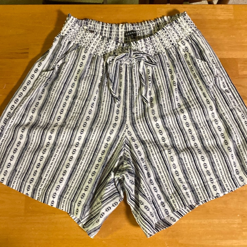 Hannah shorts Medium with pockets 55% linen 45% rayon good condition